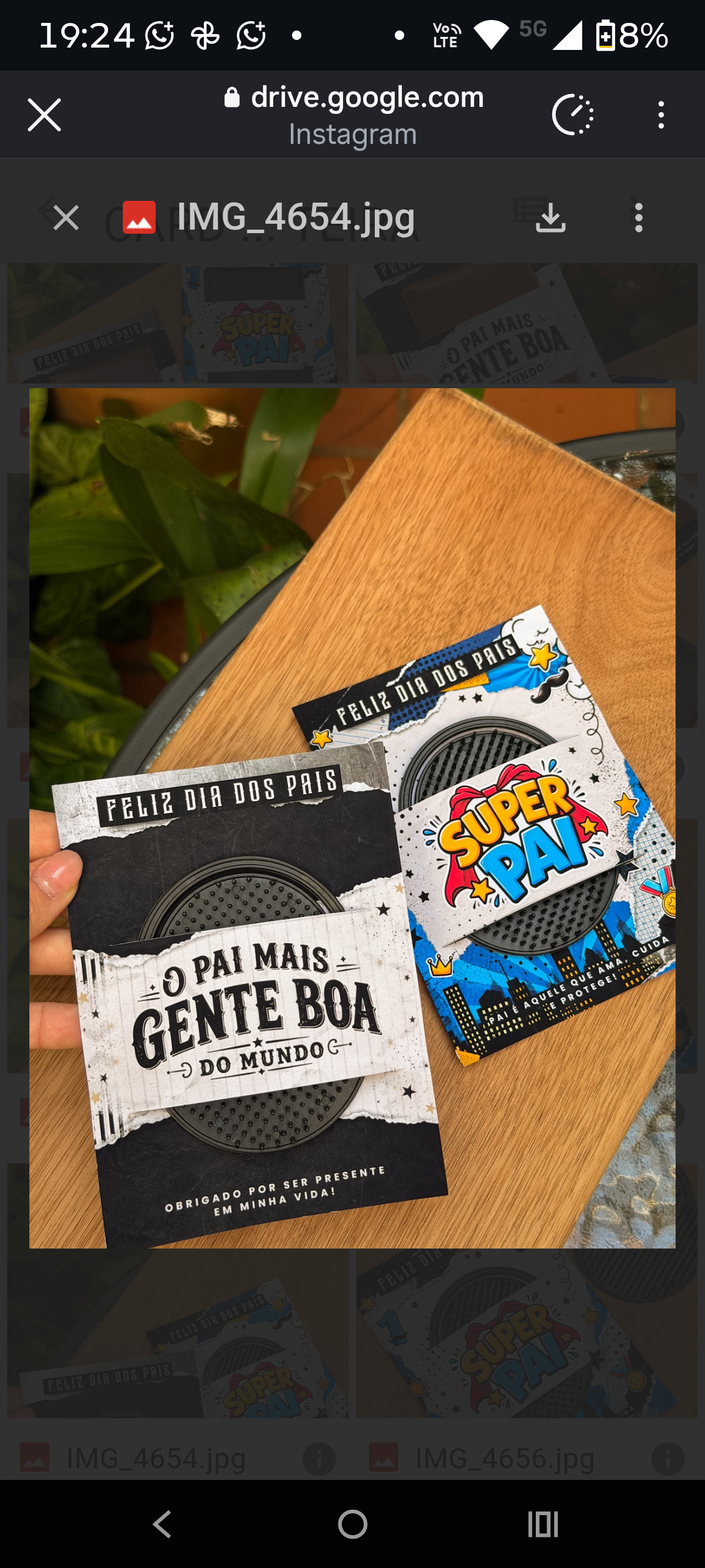 Card com escova de cabelo